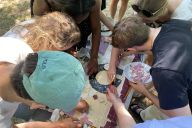 Atelier MadCityZen où les émotions se libèrent par la destruction puis se transforment en création. | © MadCityZen