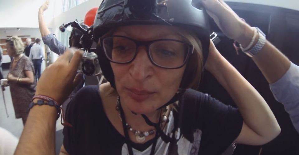 elle-porte-un-casque-avant-de-jouer-challenges-extreme-defi