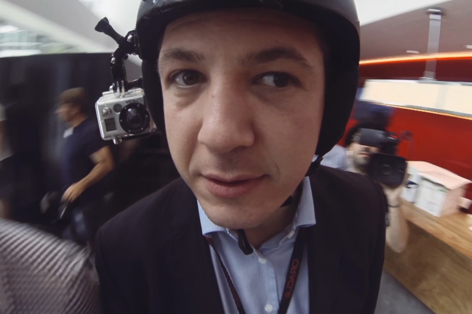 camera-en-miniature-attachee-sur-le-participant-innovation-et-rupture-secret-defi