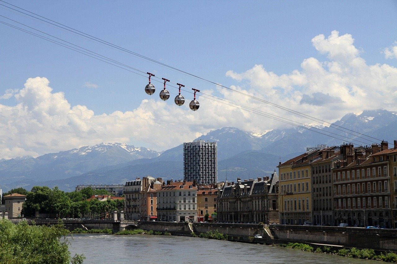 Les bulles du téléphérique de Grenoble montent vers le sommet de la Bastille.