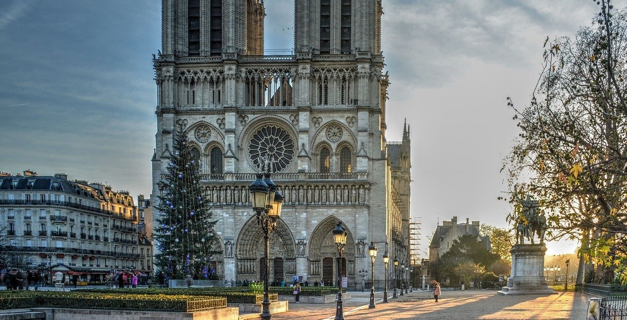 Parvis de la cathédrale Notre-Dame de Paris avant son incendie.