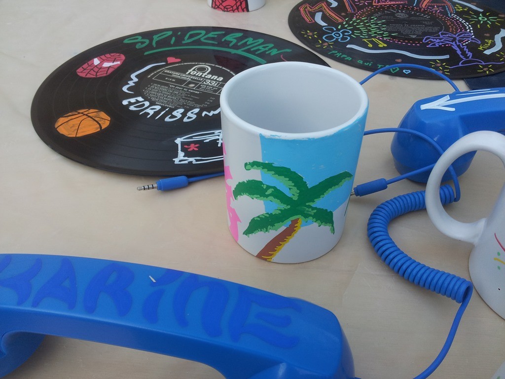 Téléphones, mugs et vinyles décorés lors d'un team building Custom Party.