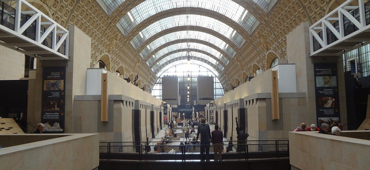 Visiteurs découvrant le musée d'Orsay à Paris en pleine journée.