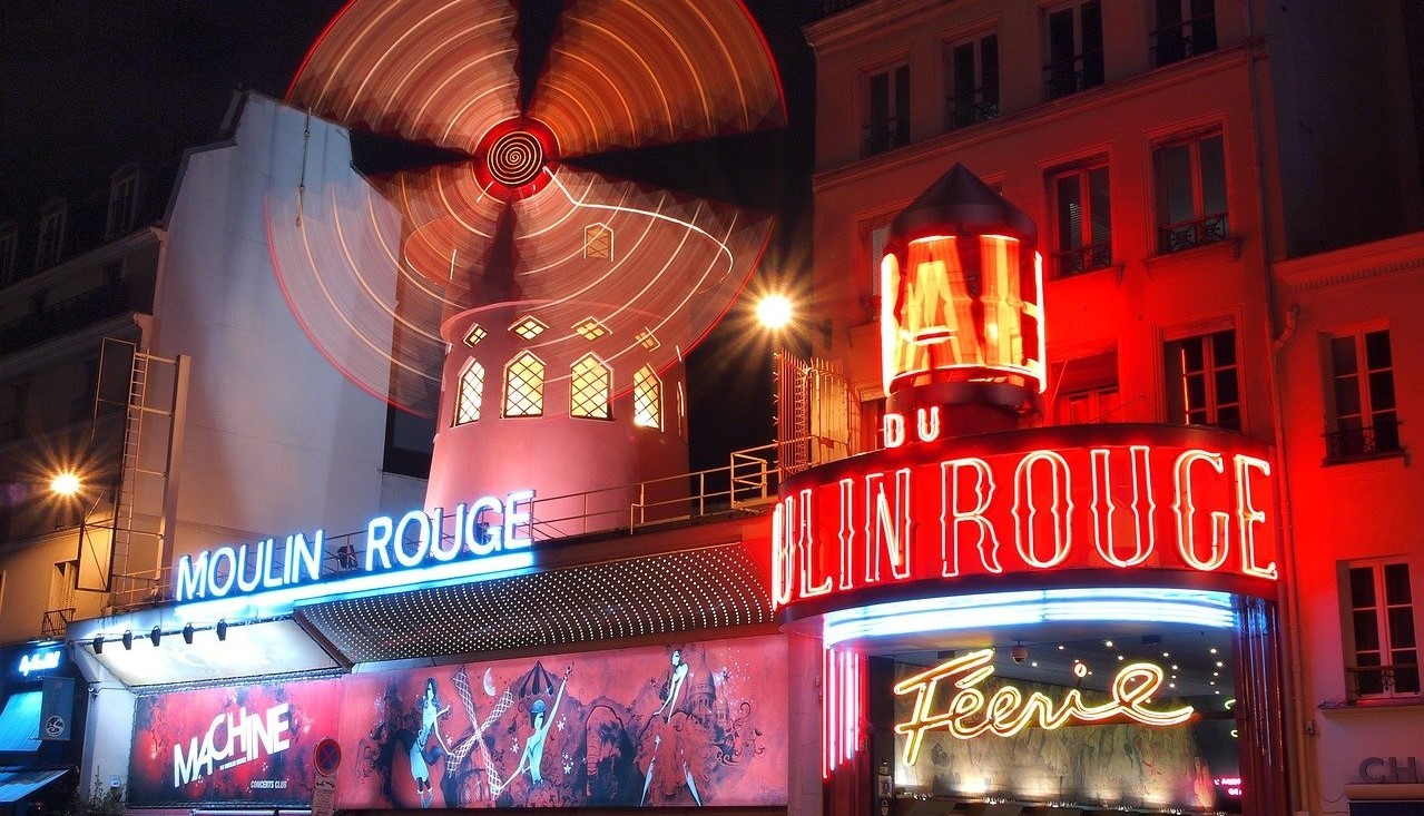 Devanture du Moulin Rouge à Paris la nuit.