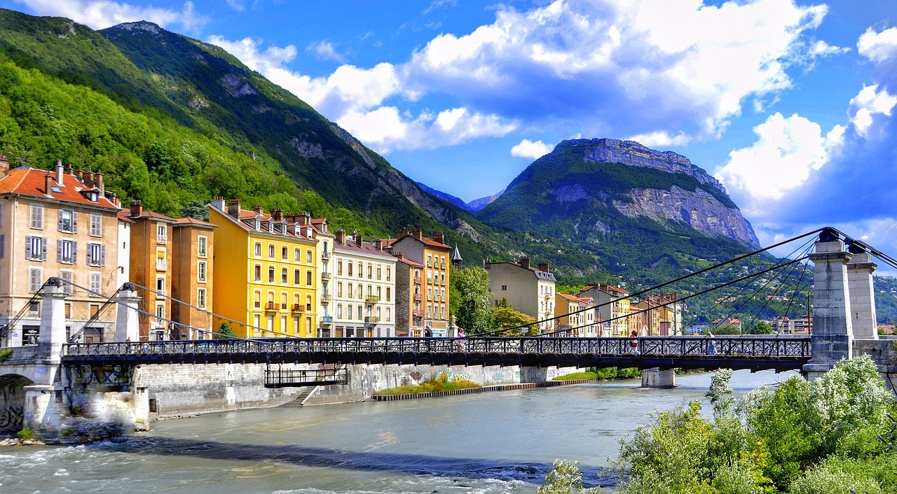 Passerelle Saint-Laurent à Grenoble durant une journée ensoleillée.