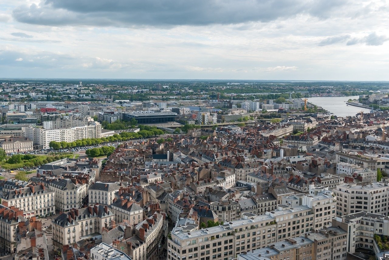 Vue aérienne de la ville de Nantes en pleine journée.