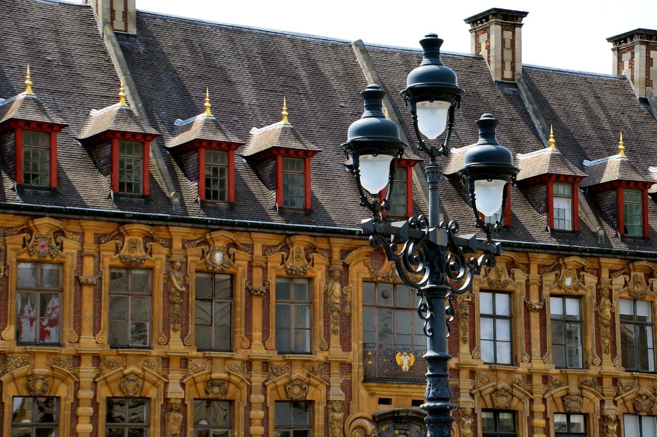 Façade d'un édifice élégant de la ville de la Lille en pleine journée.