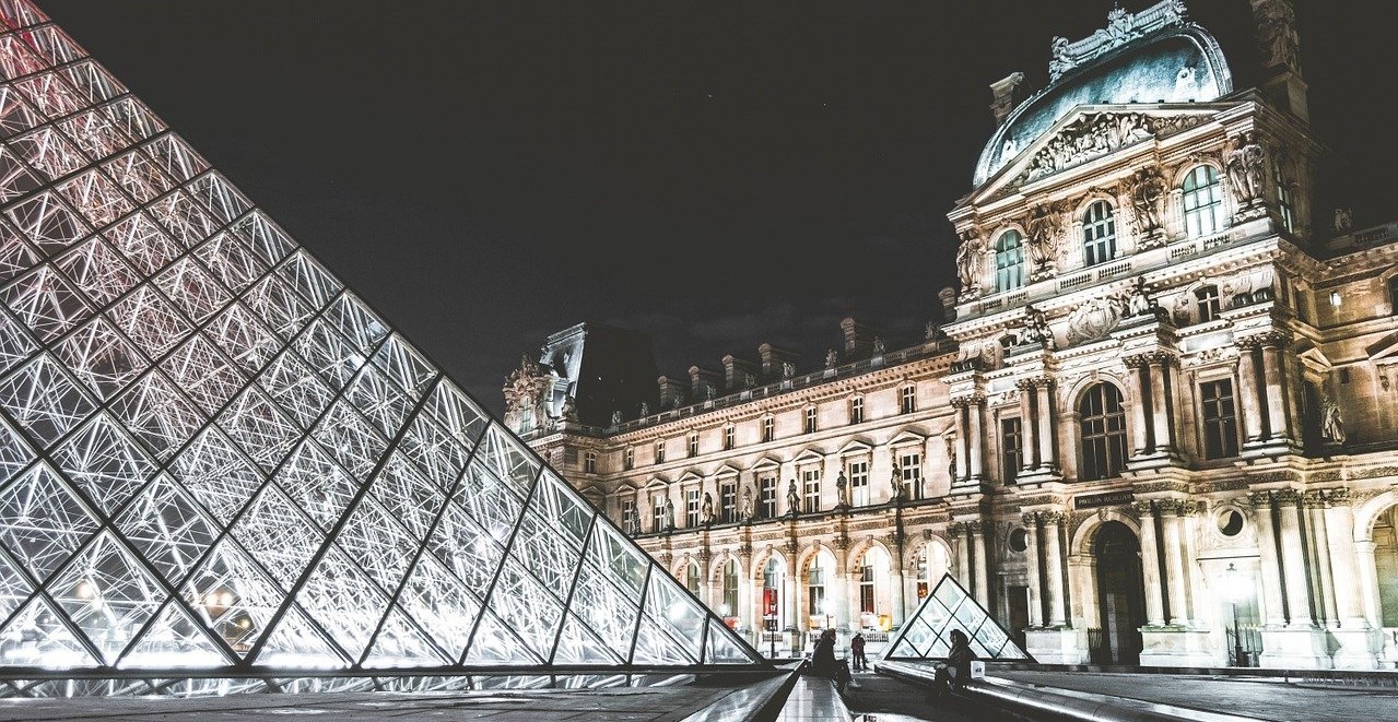 Musée du Louvre et sa pyramide la nuit à Paris.