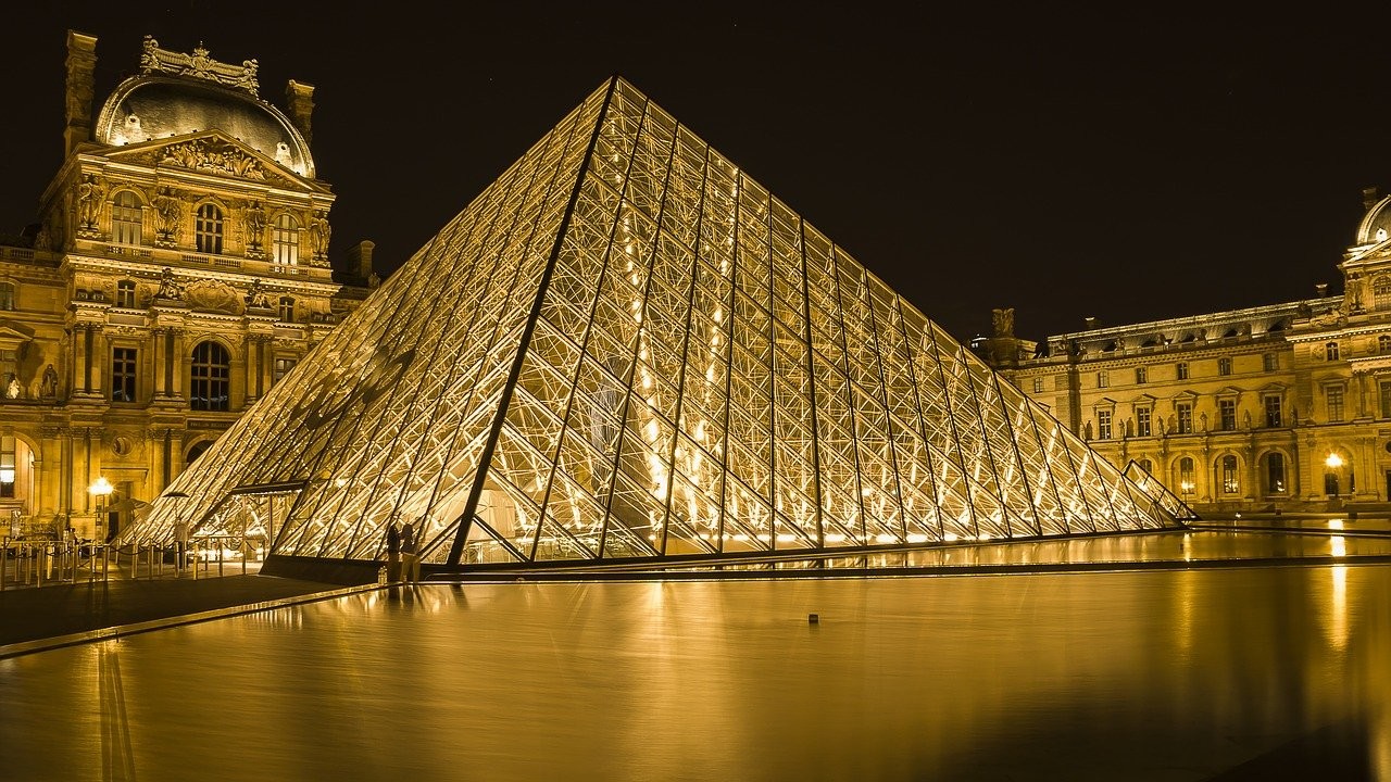 Cour Napoléon et Pyramide du Louvre la nuit.
