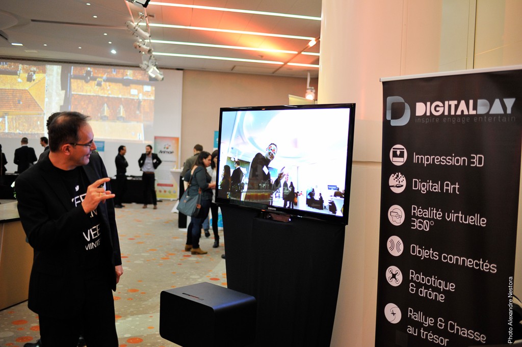 Homme admirant son masque en réalité augmentée sur un écran, lors du Digital Day.