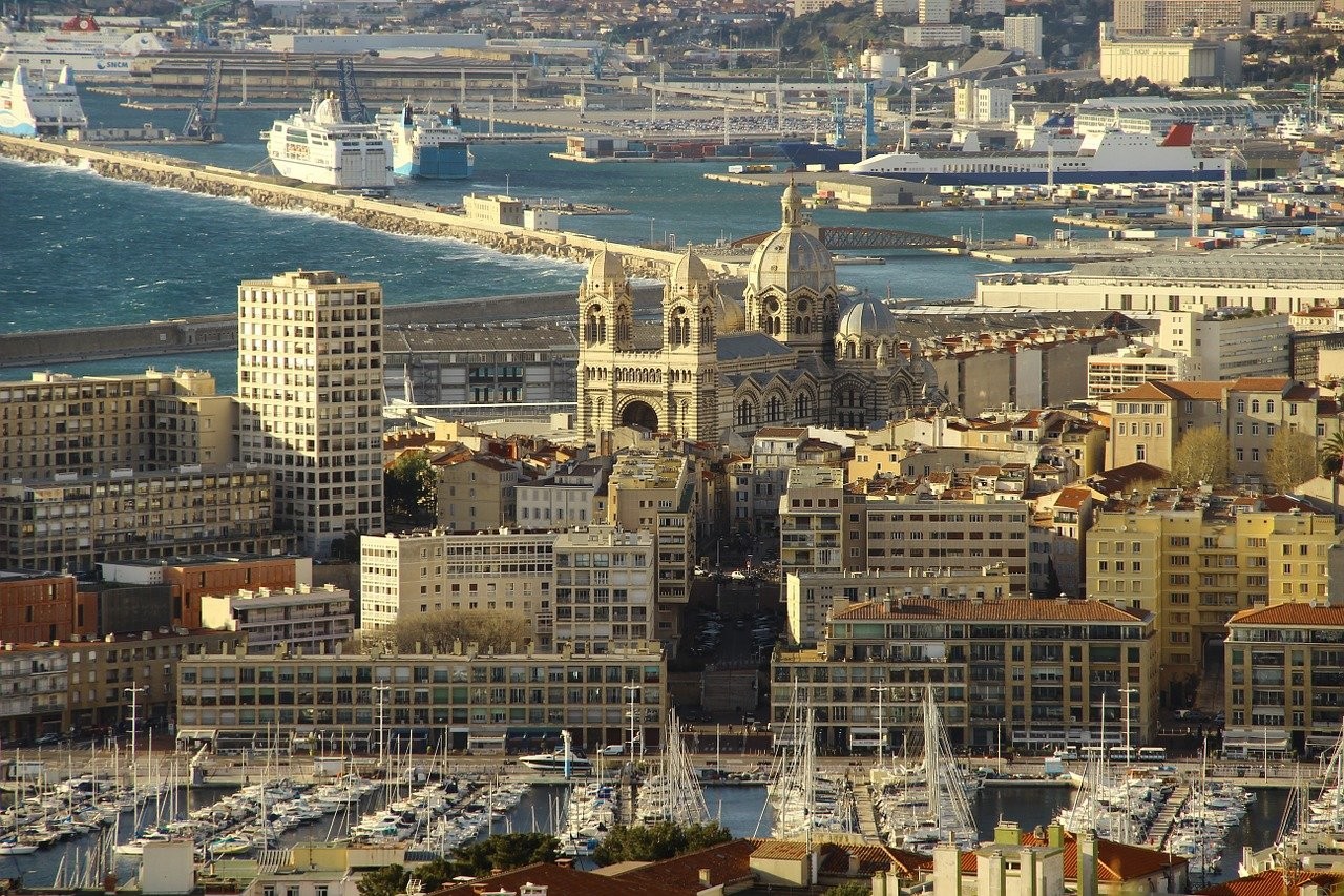 Vue aérienne de la ville de Marseille un jour ensoleillé.