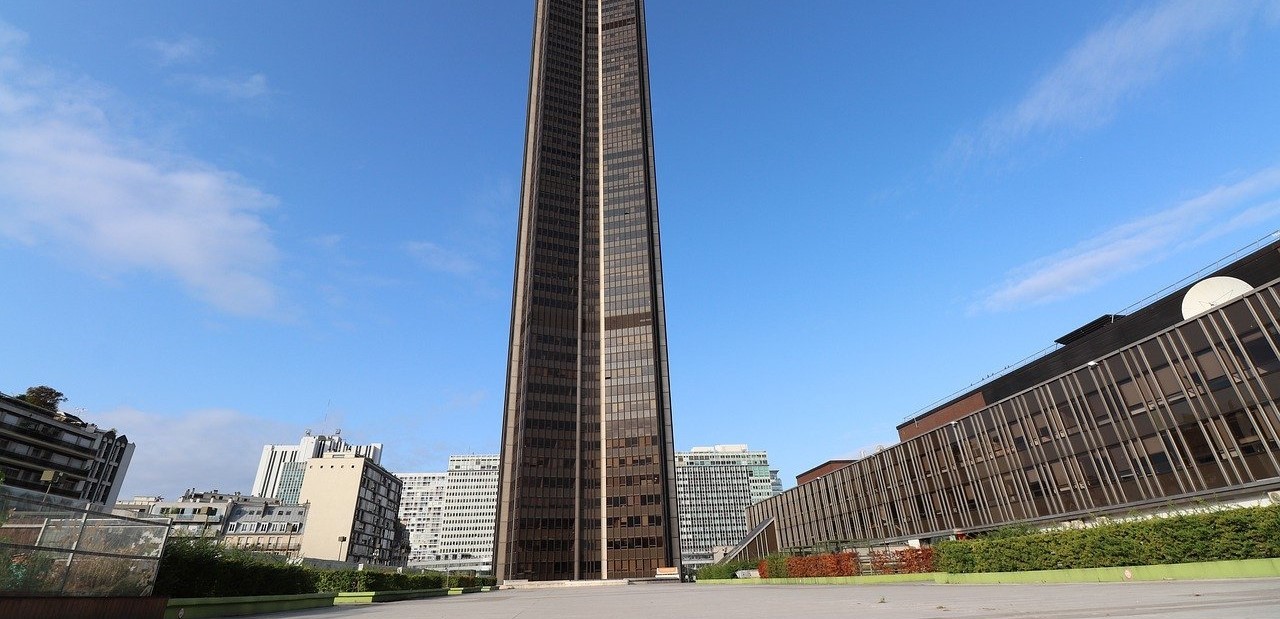 Tour Montparnasse un jour ensoleillé à Paris.