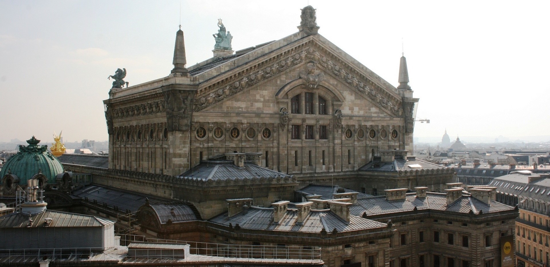 Opéra Garnier un jour de brume à Paris.