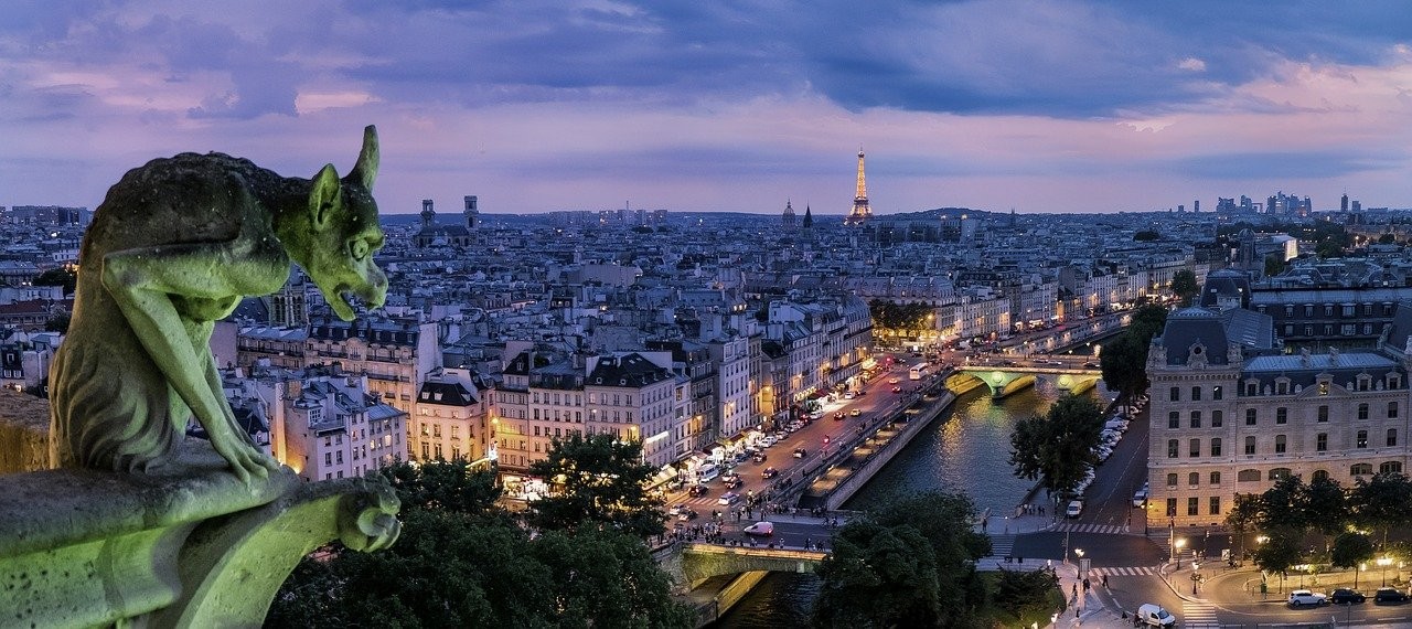 Vue aérienne de la ville de Paris en début de soirée.