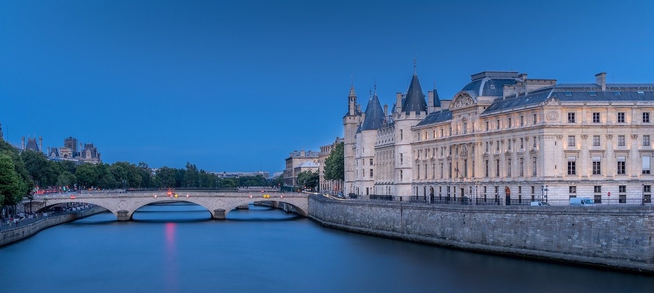 Conciergerie de Paris en fin de journée.