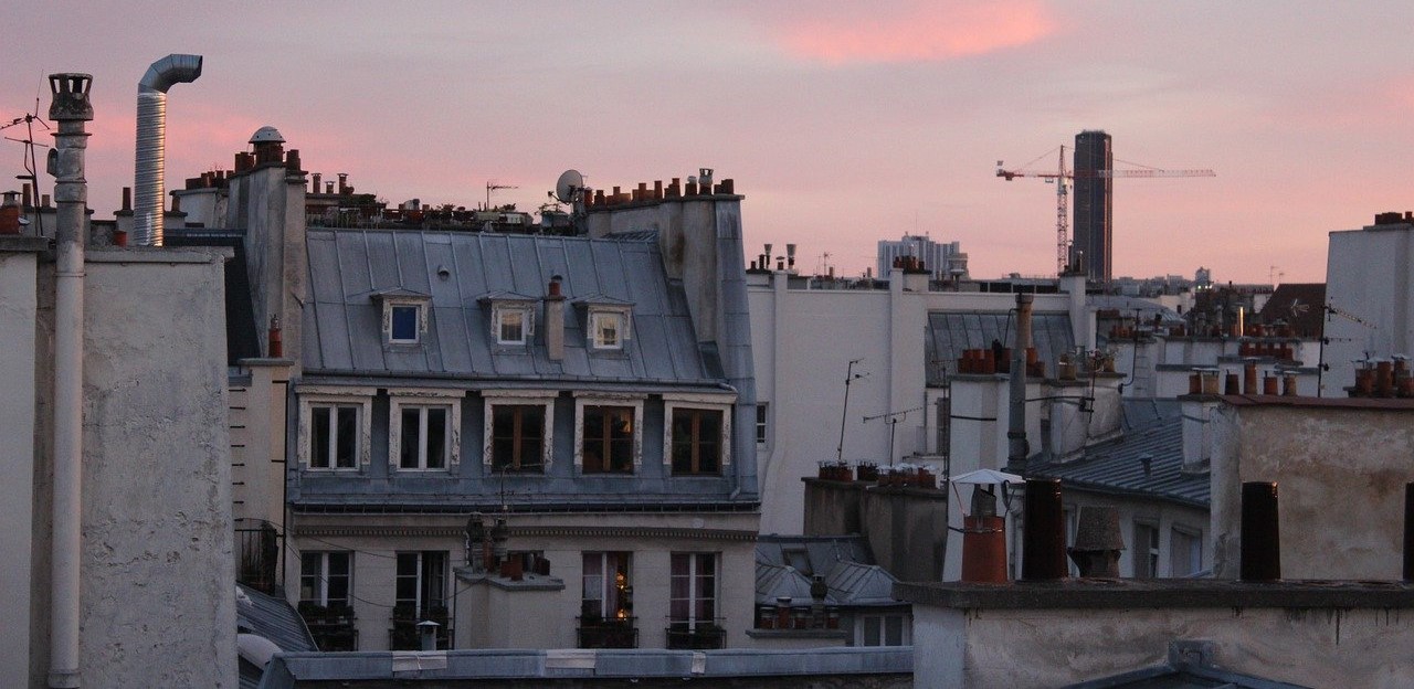Vue des toits du quartier du Marais au coucher du soleil à Paris.