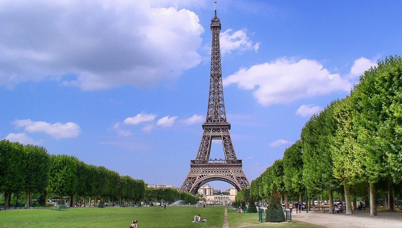 Tour Eiffel et Champ de Mars un jour ensoleillé.