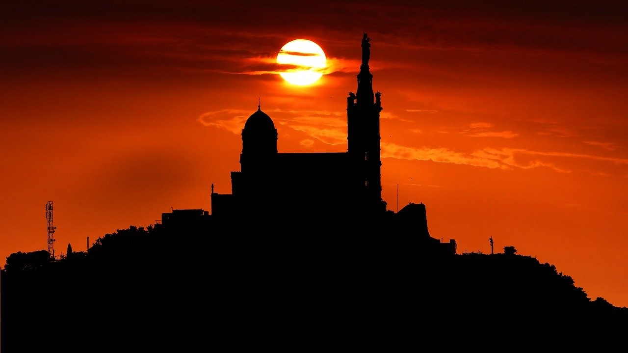 Vue de Notre-dame de la Garde à Marseille pendant un magnifique coucher de soleil.