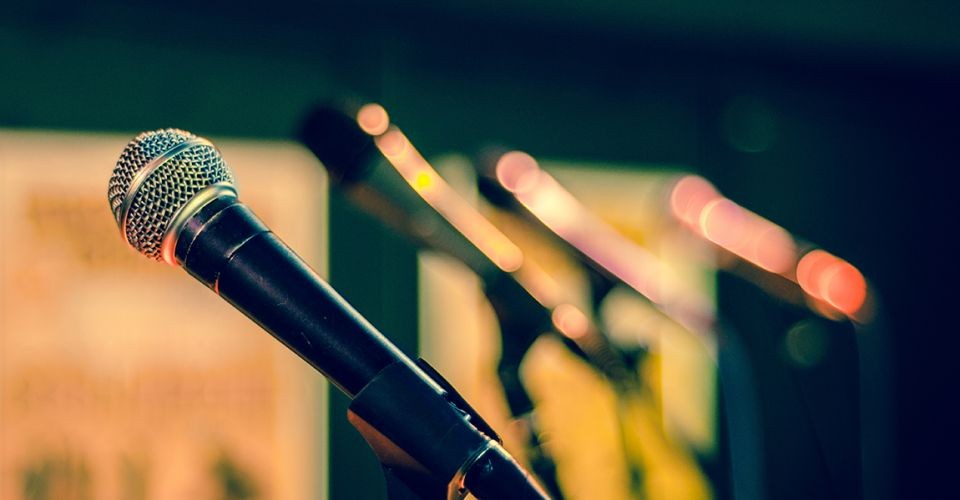 Micros professionnels installés pour une activité de chant lors d'un team building.