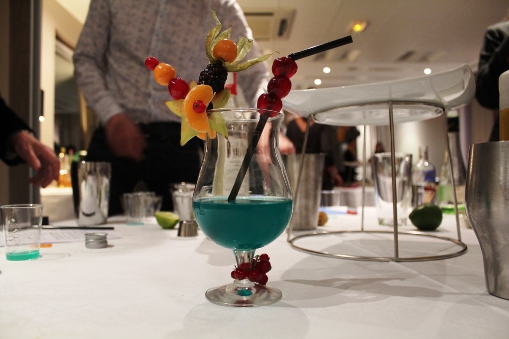Cocktail bleu élégamment décoré de fruits lors d'un team building cocktail gagnant.