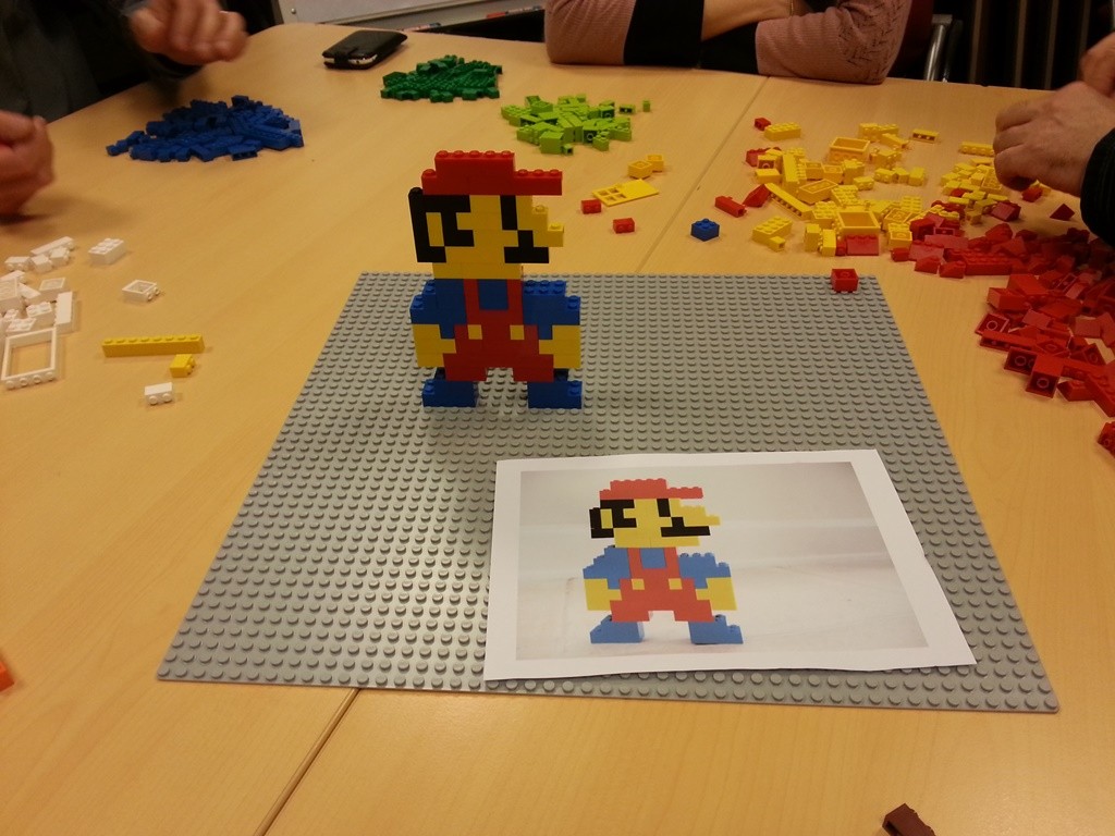 Une construction de Lego® à l'effigie du personnage de jeux-vidéo Mario, lors d'un team building Lego® Mania.