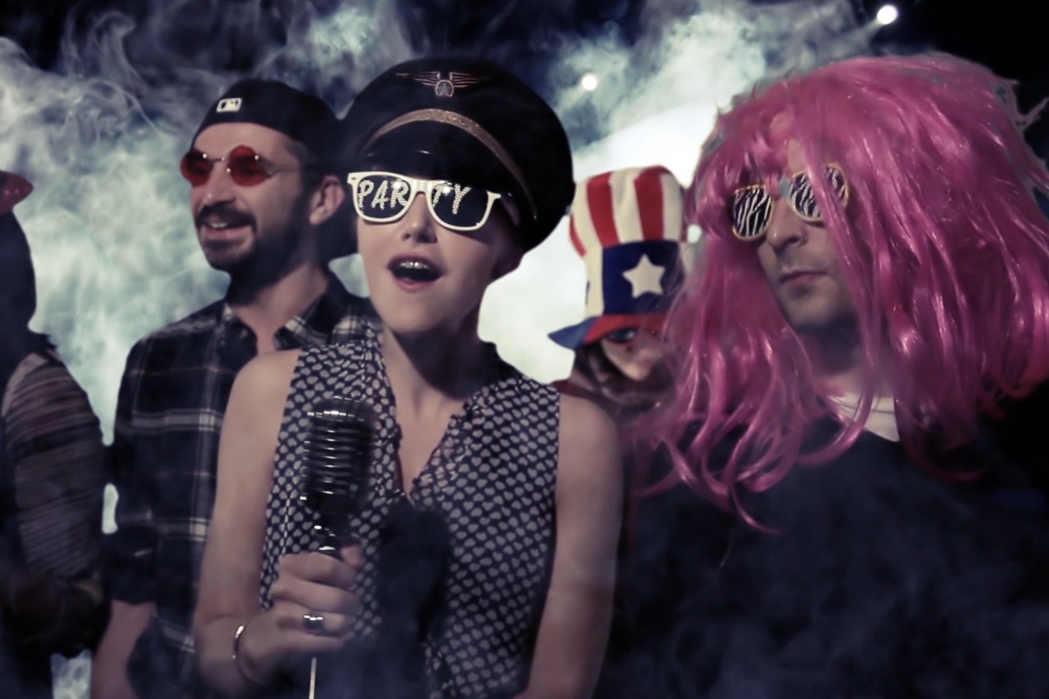 Les employés d'une entreprise créent un lip dub lors d'un team building.