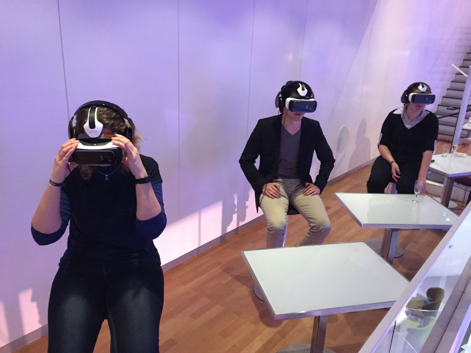 Personnes assises équipées d'un casque de VR participant à une animation de réalité virtuelle à 360°.