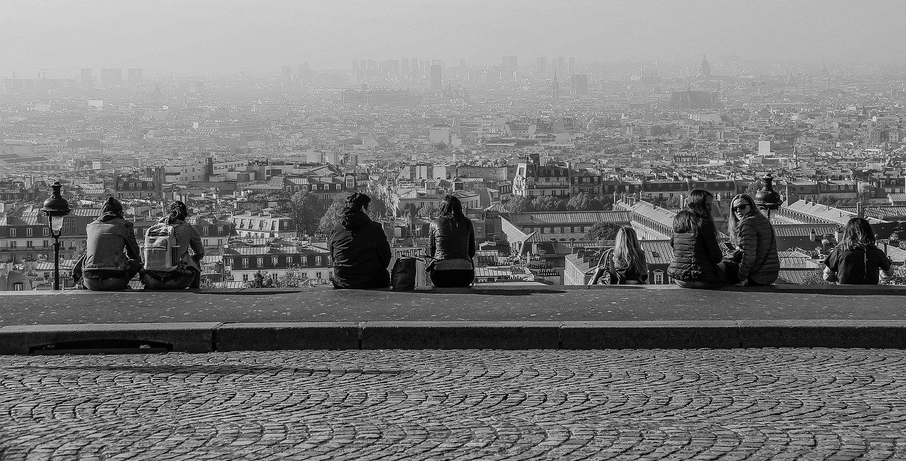 Parisiens assis sur le parvis du Sacré Cœur.